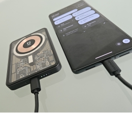 Marke: Powerbank für Smartphone und Apple Watch mit integriertem Standfuß , Bild 1 mobile Devices Powerbank für Smartphone und Apple Watch mit integriertem Standfuß - News, Bild 1