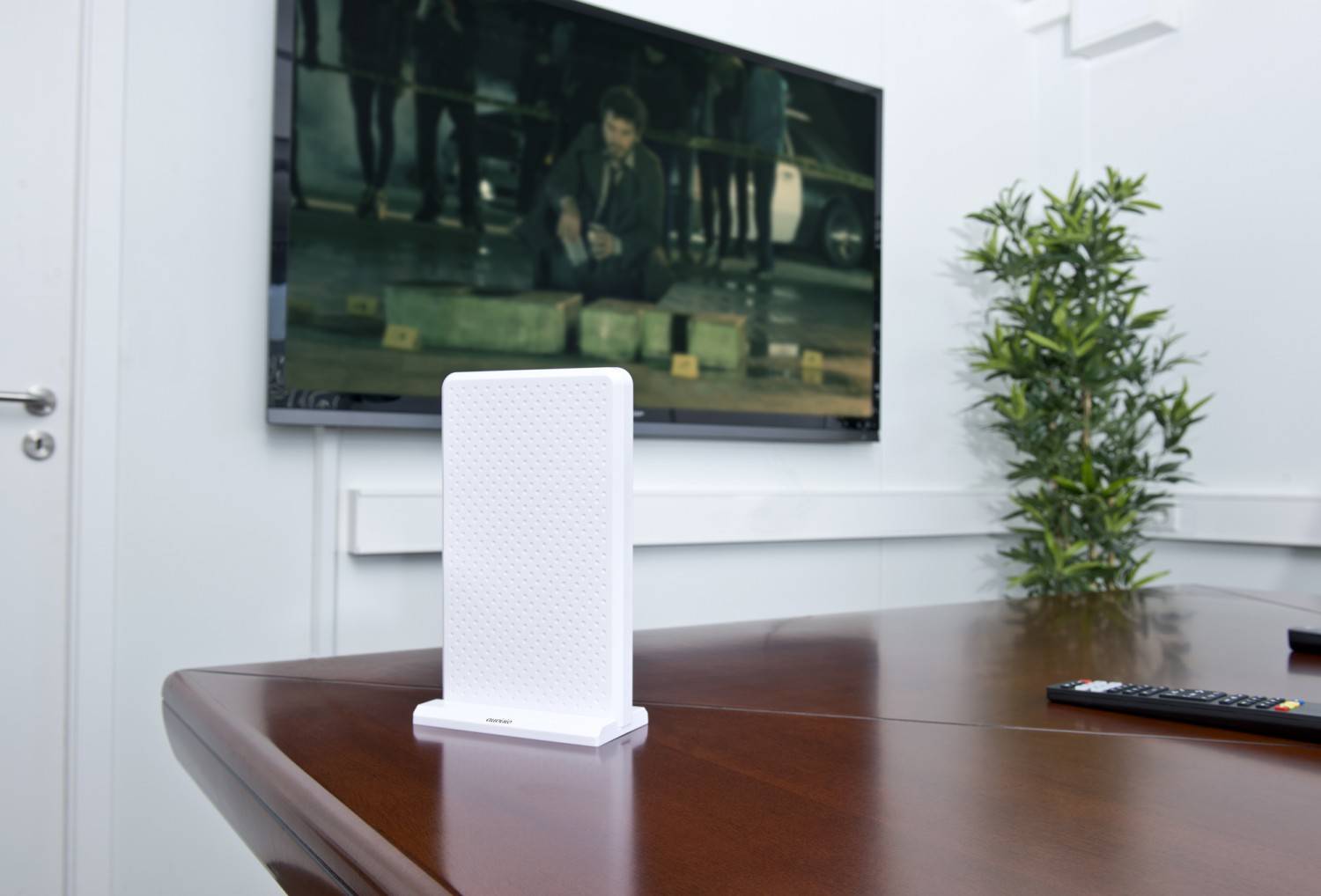 Auvisio Flachantenne für DVB-T2 mit LTE-Filter von Auvisio - 35 dB Verstärkung, Bild 1 TV Flachantenne für DVB-T2 mit LTE-Filter von Auvisio - 35 dB Verstärkung - News, Bild 1