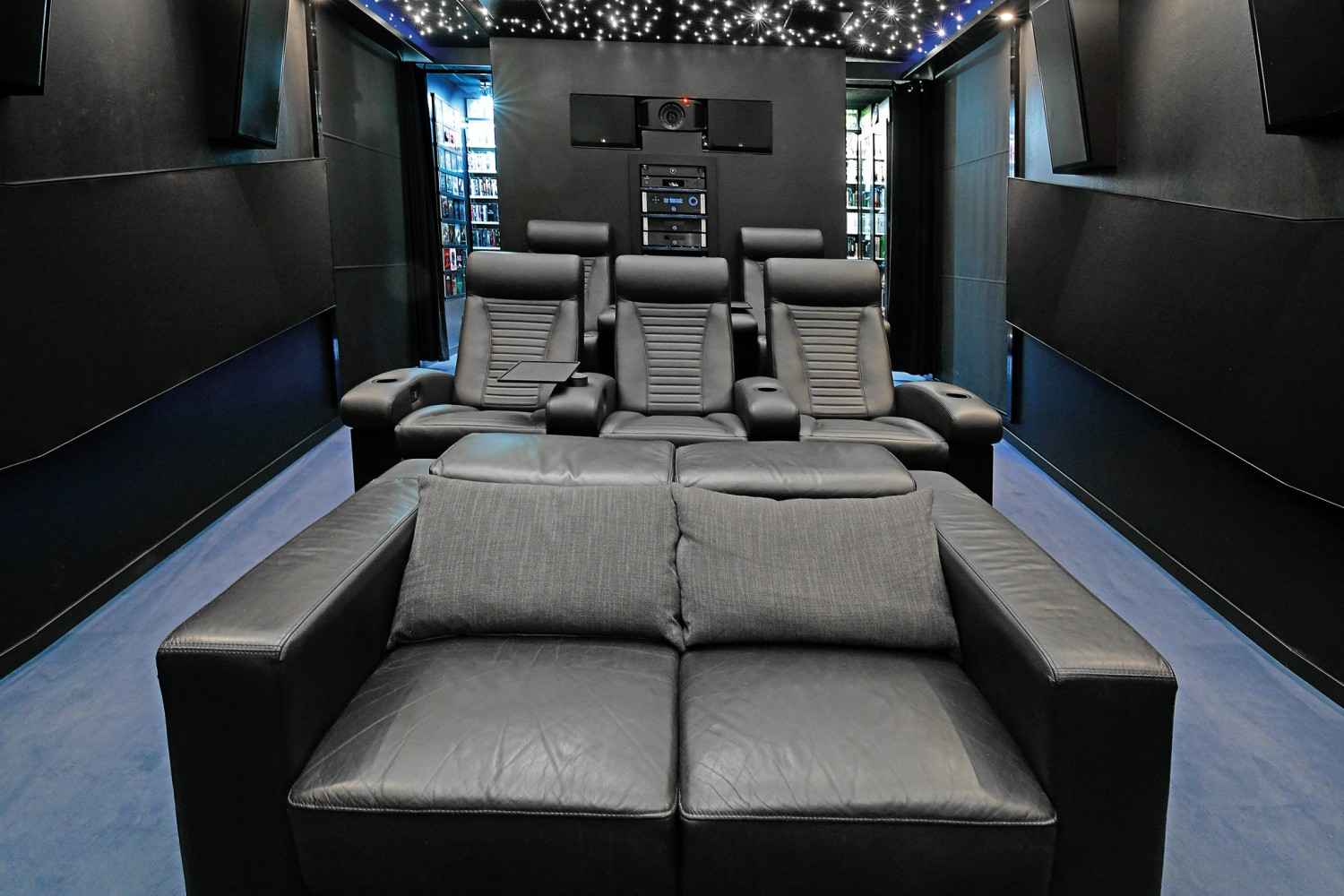 Marke: DARK-ROOM: Schwarzes 9.4.6-Dolby-Atmos-Kino mit Filmausstellung im Vorraum, Bild 2 Heimkino DARK-ROOM: Schwarzes 9.4.6-Dolby-Atmos-Kino mit Filmausstellung im Vorraum - News, Bild 2