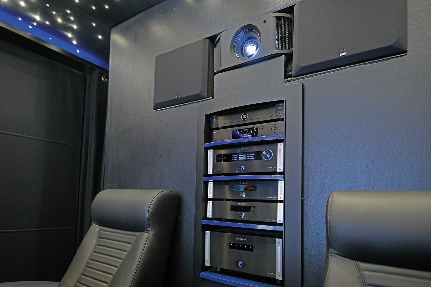 Marke: DARK-ROOM: Schwarzes 9.4.6-Dolby-Atmos-Kino mit Filmausstellung im Vorraum, Bild 3 Heimkino DARK-ROOM: Schwarzes 9.4.6-Dolby-Atmos-Kino mit Filmausstellung im Vorraum - News, Bild 3