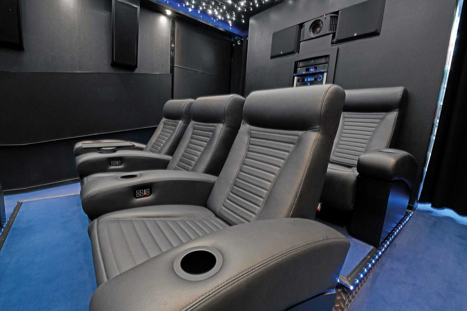 Marke: DARK-ROOM: Schwarzes 9.4.6-Dolby-Atmos-Kino mit Filmausstellung im Vorraum, Bild 4 Heimkino DARK-ROOM: Schwarzes 9.4.6-Dolby-Atmos-Kino mit Filmausstellung im Vorraum - News, Bild 4