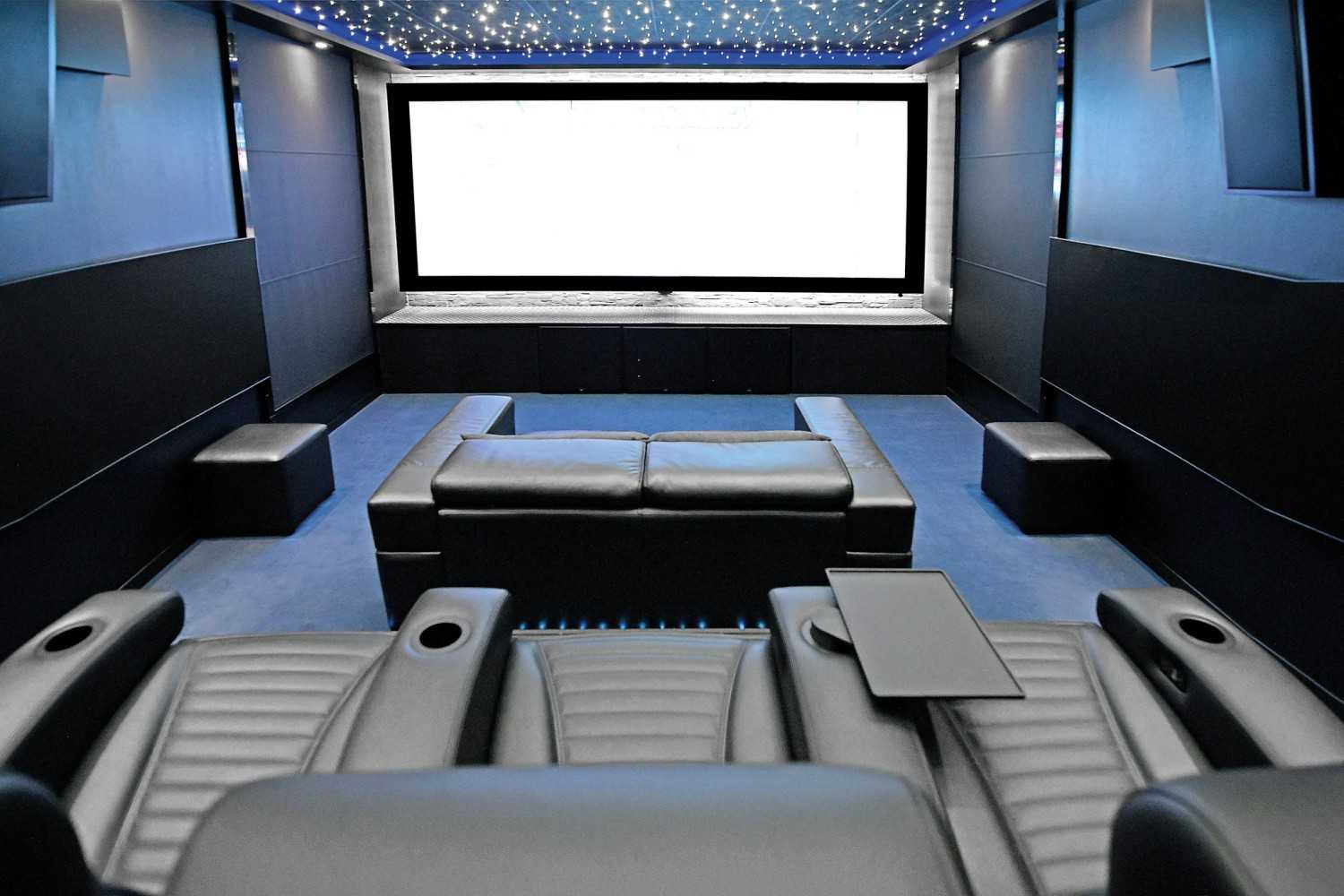 Marke: DARK-ROOM: Schwarzes 9.4.6-Dolby-Atmos-Kino mit Filmausstellung im Vorraum, Bild 6 Heimkino DARK-ROOM: Schwarzes 9.4.6-Dolby-Atmos-Kino mit Filmausstellung im Vorraum - News, Bild 6
