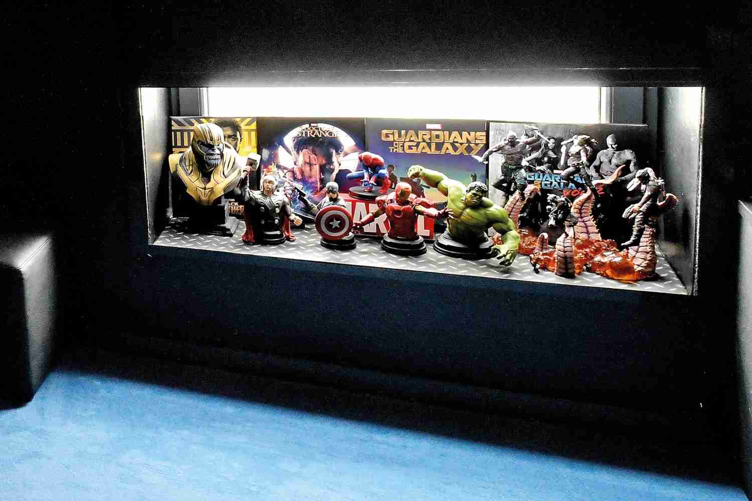 Marke: DARK-ROOM: Schwarzes 9.4.6-Dolby-Atmos-Kino mit Filmausstellung im Vorraum, Bild 8 Heimkino DARK-ROOM: Schwarzes 9.4.6-Dolby-Atmos-Kino mit Filmausstellung im Vorraum - News, Bild 8