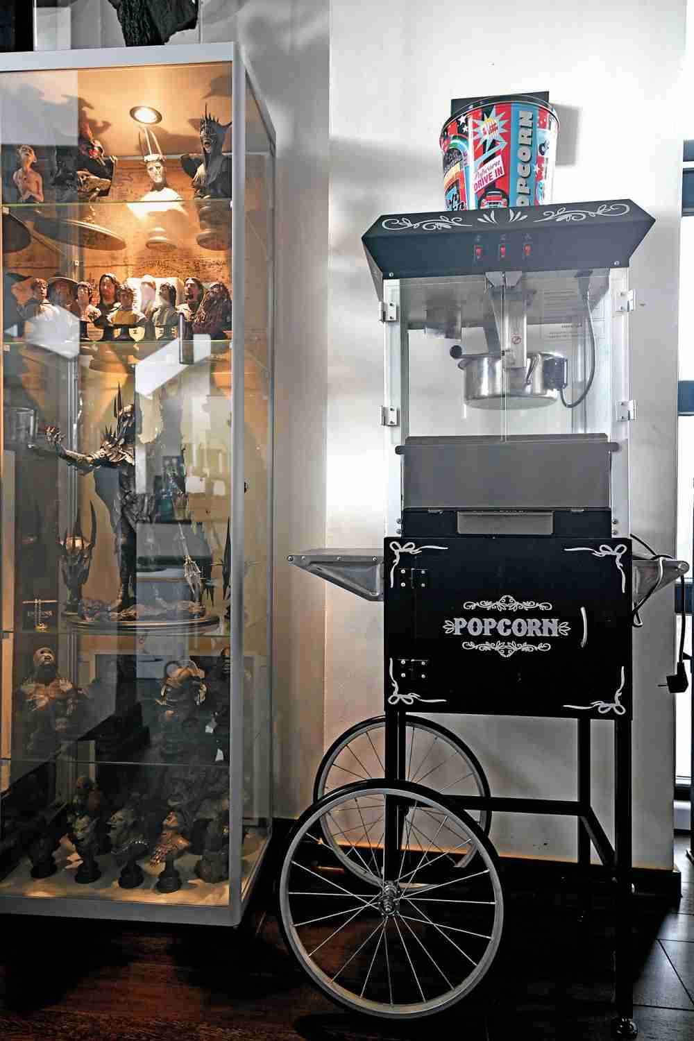 Marke: DARK-ROOM: Schwarzes 9.4.6-Dolby-Atmos-Kino mit Filmausstellung im Vorraum, Bild 13 Heimkino DARK-ROOM: Schwarzes 9.4.6-Dolby-Atmos-Kino mit Filmausstellung im Vorraum - News, Bild 13