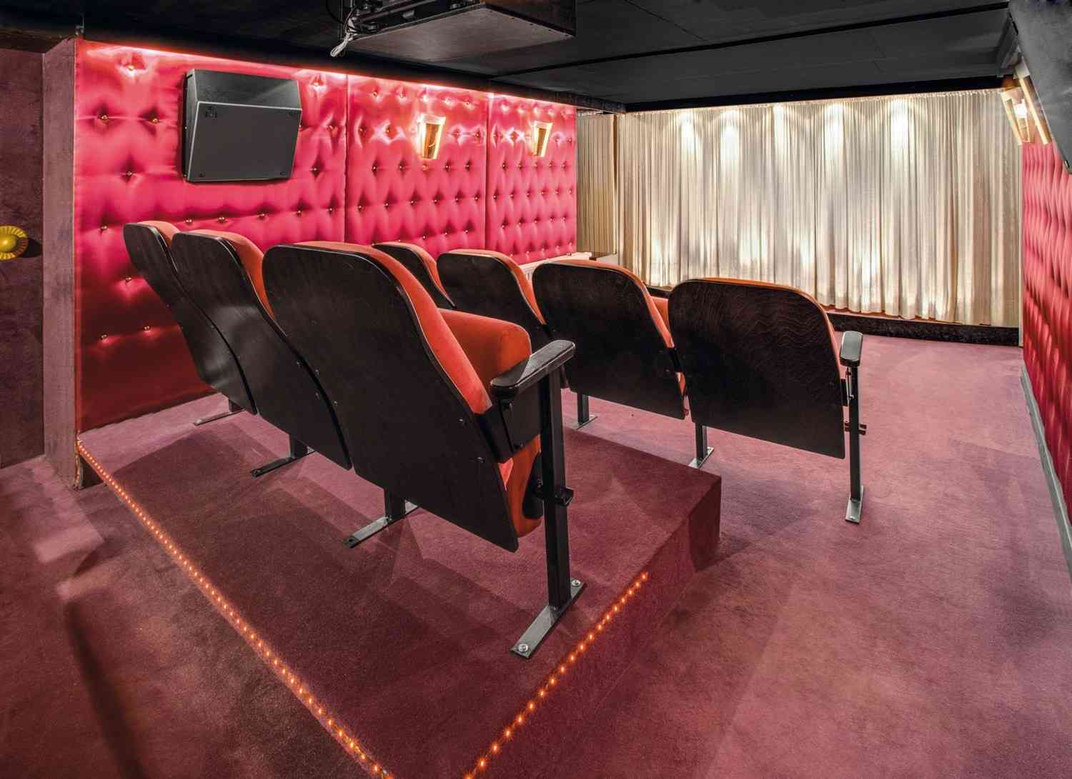 Marke: LESERKINO (4): Willkommen in der „Gloria Cine Lounge“ - ein Mädchen-Traum, Bild 1 Heimkino LESERKINO (4): Willkommen in der „Gloria Cine Lounge“ - ein Mädchen-Traum - News, Bild 1