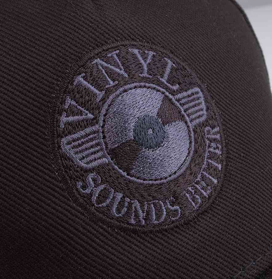 HiFi Jetzt auch in Schwarz/Grau: Basecap mit Stickerei „Vinyl Sounds Better“ in zweiter Version - News, Bild 2