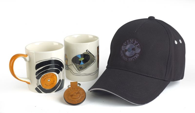 HiFi Perfekt zum Fest: Mütze, zwei Tassen und Schlüsselanhänger - Fan-Set für Vinyl-Anhänger, Bild 1 HiFi Perfekt zum Fest: Mütze, zwei Tassen und Schlüsselanhänger - Fan-Set für Vinyl-Anhänger - News, Bild 1