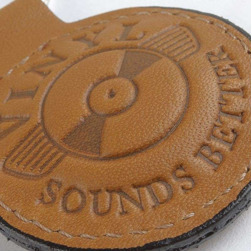 HiFi „Vinyl Sounds Better“: Schlüsselanhänger aus echtem Leder mit beidseitiger Prägung - News, Bild 2