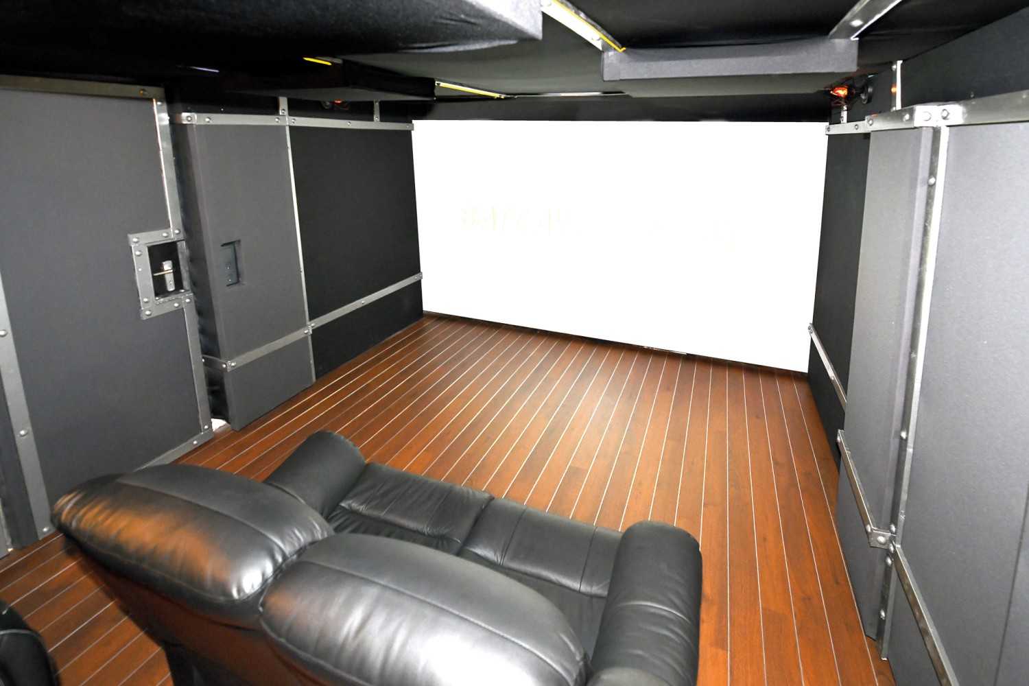 Ratgeber BATCAVE CINEMA: Bassgewaltiges 7.1.5-Dolby-Atmos-Themen-Kino mit 21-Zoll-Subwoofer - News, Bild 1