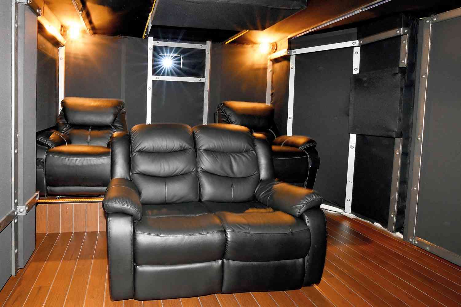 Ratgeber BATCAVE CINEMA: Bassgewaltiges 7.1.5-Dolby-Atmos-Themen-Kino mit 21-Zoll-Subwoofer - News, Bild 4