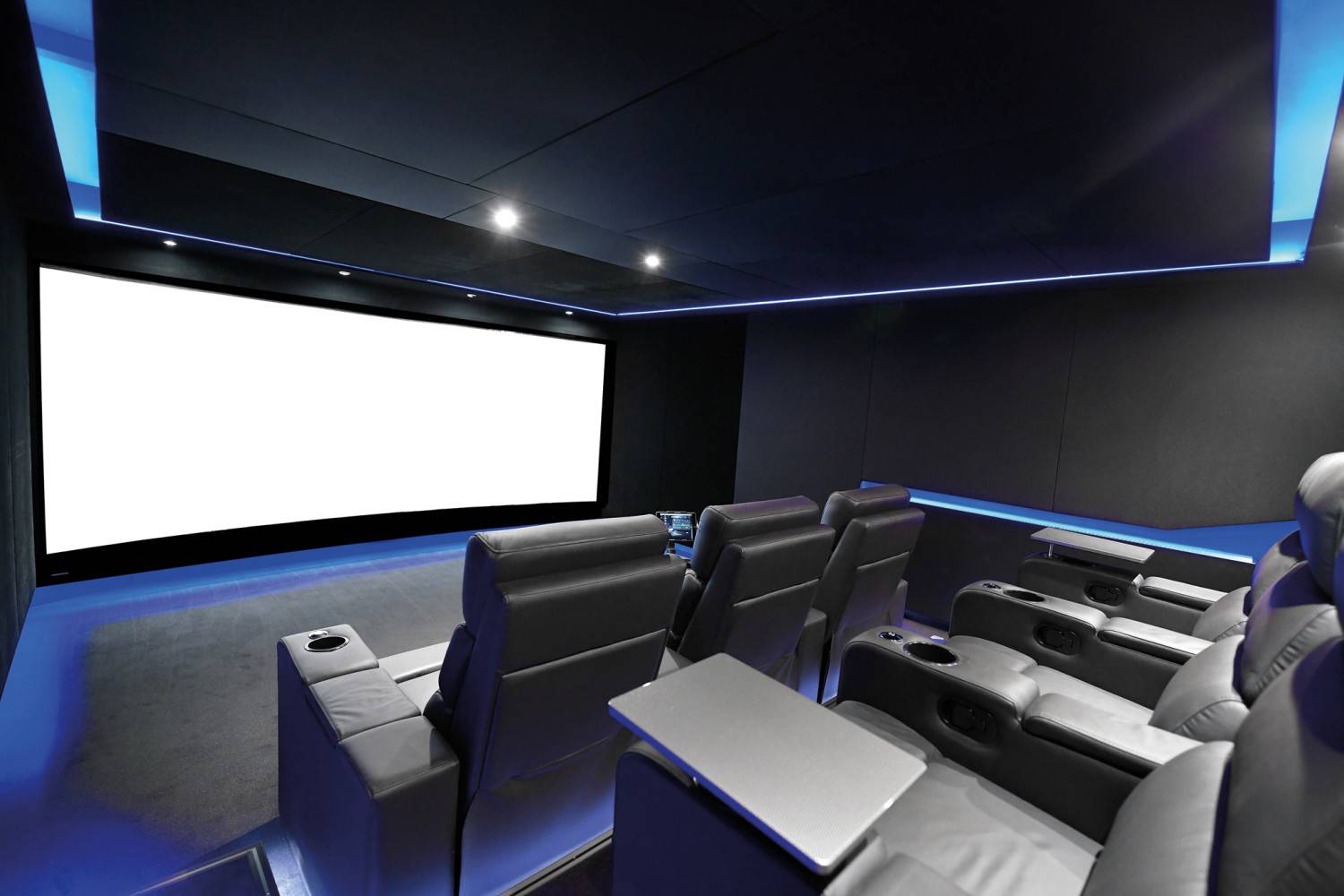 Marke: CHRISTIANS HEIMKINO: Gemütliches 9.1.4-Dolby-Atmos-Kino mit Panorama-Leinwand, Bild 1 Ratgeber CHRISTIANS HEIMKINO: Gemütliches 9.1.4-Dolby-Atmos-Kino mit Panorama-Leinwand - News, Bild 1