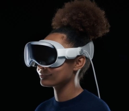Marke: Apple Apple Vision Pro: Neue Brille entführt in räumliche Welten - Gefühl wie vor 30 Meter breiter Leinwand, Bild 1 mobile Devices Apple Vision Pro: Neue Brille entführt in räumliche Welten - Gefühl wie vor 30 Meter breiter Leinwand - News, Bild 1