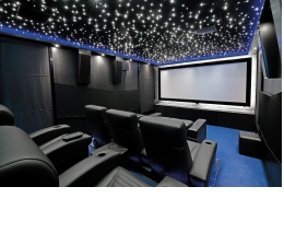 Marke: DARK-ROOM: Schwarzes 9.4.6-Dolby-Atmos-Kino mit Filmausstellung im Vorraum, Bild 1 Heimkino DARK-ROOM: Schwarzes 9.4.6-Dolby-Atmos-Kino mit Filmausstellung im Vorraum - News, Bild 1