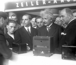 Marke: Die IFA historisch (21): Albert Einstein und der erste Fernseh-Demonstrations-Empfänger 1930, Bild 1 Heimkino Die IFA historisch (21): Albert Einstein und der erste Fernseh-Demonstrations-Empfänger 1930 - News, Bild 1