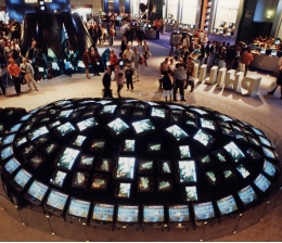 Marke: Die IFA historisch (22): Philips setzt seine Röhrenglotzen 1995 kunstvoll in Szene, Bild 1 Heimkino Die IFA historisch (22): Philips setzt seine Röhrenglotzen 1995 kunstvoll in Szene - News, Bild 1