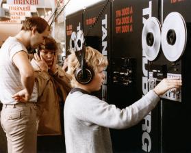 Marke: Die IFA historisch (8): Musik zum Anfassen und Anhören - Tonbandmaschinen im Jahr 1983, Bild 1 Heimkino Die IFA historisch (8): Musik zum Anfassen und Anhören - Tonbandmaschinen im Jahr 1983 - News, Bild 1