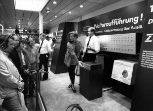 Marke: Die IFA historisch (9): Deutschland entdeckt 1983 das Satelliten-Fernsehen - Satte 16 Sender, Bild 1 Heimkino Die IFA historisch (9): Deutschland entdeckt 1983 das Satelliten-Fernsehen - Satte 16 Sender - News, Bild 1