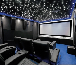 Heimkino LESERKINO (18) DARK-ROOM: Schwarzes 9.4.6-Dolby-Atmos-Kino mit Filmausstellung im Vorraum - News, Bild 1