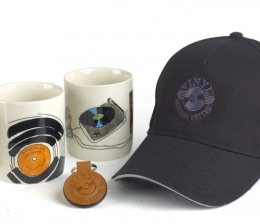 HiFi Perfekt zum Fest: Mütze, zwei Tassen und Schlüsselanhänger - Fan-Set für Vinyl-Anhänger, Bild 1 HiFi Perfekt zum Fest: Mütze, zwei Tassen und Schlüsselanhänger - Fan-Set für Vinyl-Anhänger - News, Bild 1