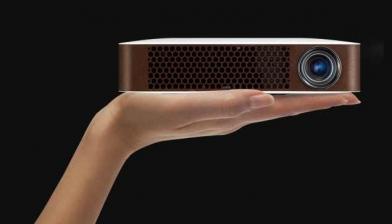 LG Kino zum Mitnehmen: portabler LED-Projektor LG PW700 in kompaktem Gehäuse mit Bluetooth und hoher Leuchtleistung, Bild 1 Heimkino Kino zum Mitnehmen: portabler LED-Projektor LG PW700 in kompaktem Gehäuse mit Bluetooth und hoher Leuchtleistung - News, Bild 1