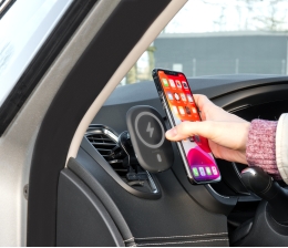 Marke: Pearl MagSafe- und Qi-kompatibel: KFZ-Smartphone-Ladegerät von Callstel , Bild 1 mobile Devices MagSafe- und Qi-kompatibel: KFZ-Smartphone-Ladegerät von Callstel - News, Bild 1