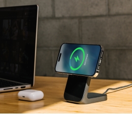 Marke: Metallkörper und Glasoberfläche: Nomad-Halterung lädt Smartphones induktiv, Bild 1 Produktvorstellung Metallkörper und Glasoberfläche: Nomad-Halterung lädt Smartphones induktiv - News, Bild 1
