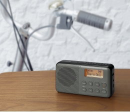 Sangean LC-Display und 30 Senderspeicher: Kompaktes Digitalradio von Sangean, Bild 1 HiFi LC-Display und 30 Senderspeicher: Kompaktes Digitalradio von Sangean - News, Bild 1