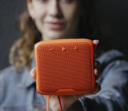 Teufel BOOMSTER GO: Immer-Dabei-Lautsprecher von Teufel - Bis zu 10 Stunden Musik, Bild 1 HiFi BOOMSTER GO: Immer-Dabei-Lautsprecher von Teufel - Bis zu 10 Stunden Musik - News, Bild 1
