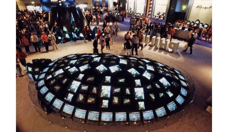 Marke: Die IFA historisch (22): Philips setzt seine Röhrenglotzen 1995 kunstvoll in Szene, Bild 1 Heimkino Die IFA historisch (22): Philips setzt seine Röhrenglotzen 1995 kunstvoll in Szene - News, Bild 1