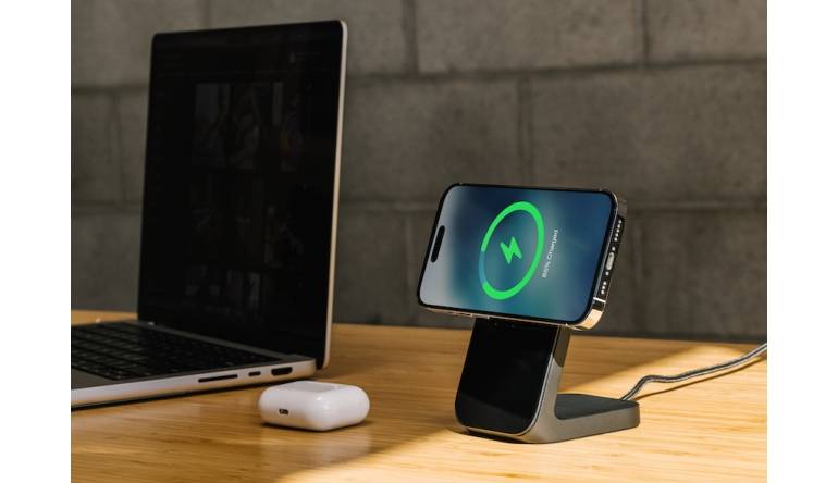 Marke: Metallkörper und Glasoberfläche: Nomad-Halterung lädt Smartphones induktiv, Bild 1 Produktvorstellung Metallkörper und Glasoberfläche: Nomad-Halterung lädt Smartphones induktiv - News, Bild 1