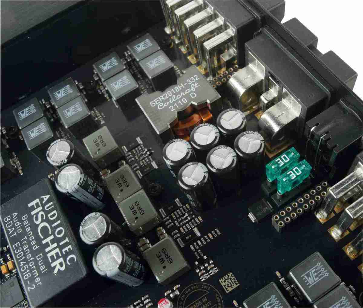 12-Kanal DSP-Verstärker mit extremer Leistungsdichte: Helix V TWELVE DSP MK2, Bild 3 In-Car Endstufe Multikanal Helix V TWELVE DSP MK2 im Test, Bild 3
