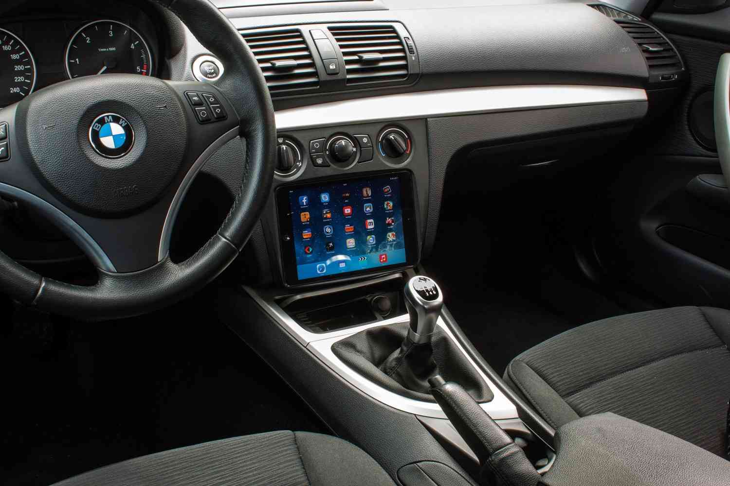 iPad perfekt integriert: Baseline Einbaublende für iPad, Bild 1 Car-Hifi sonstiges Baseline Einbaublende für iPad im Test, Bild 1