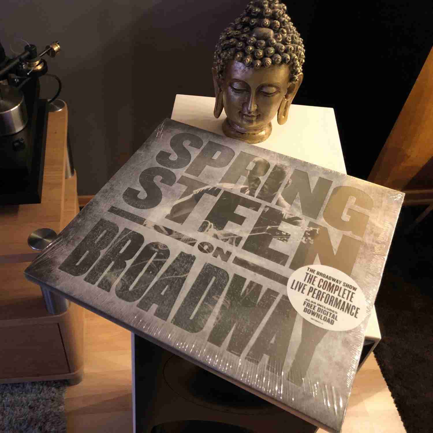 Bruce Springsteen – Springsteen on Broadway: Bruce Springsteen – Springsteen on Broadway (Columbia / Sony Music), Bild 1 Schallplatte Bruce Springsteen – Springsteen on Broadway (Columbia / Sony Music) im Test, Bild 1