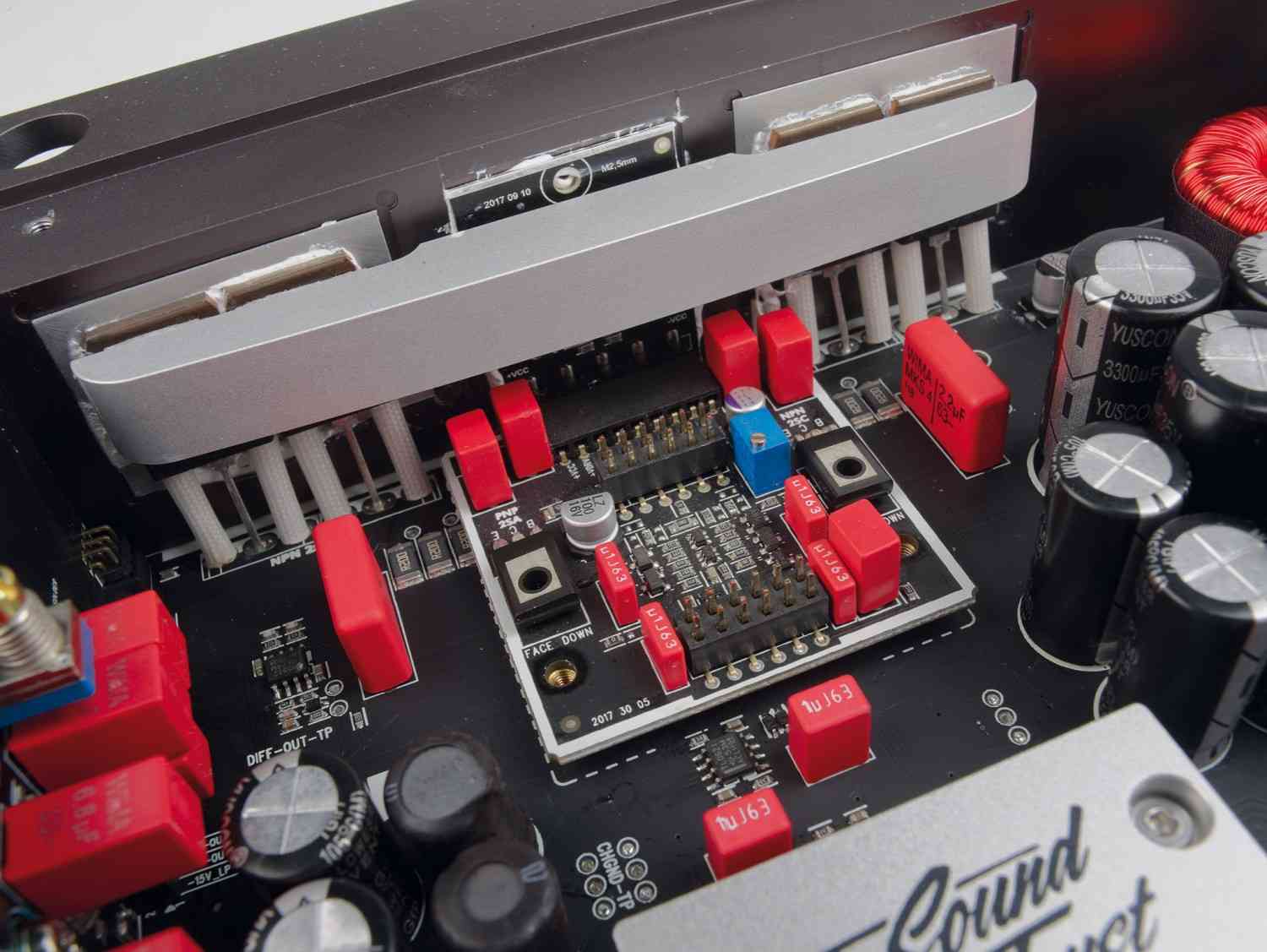 Detailarbeit: Eton Core 2, Bild 5 Car-HiFi Endstufe 2-Kanal Eton Core 2 im Test, Bild 5