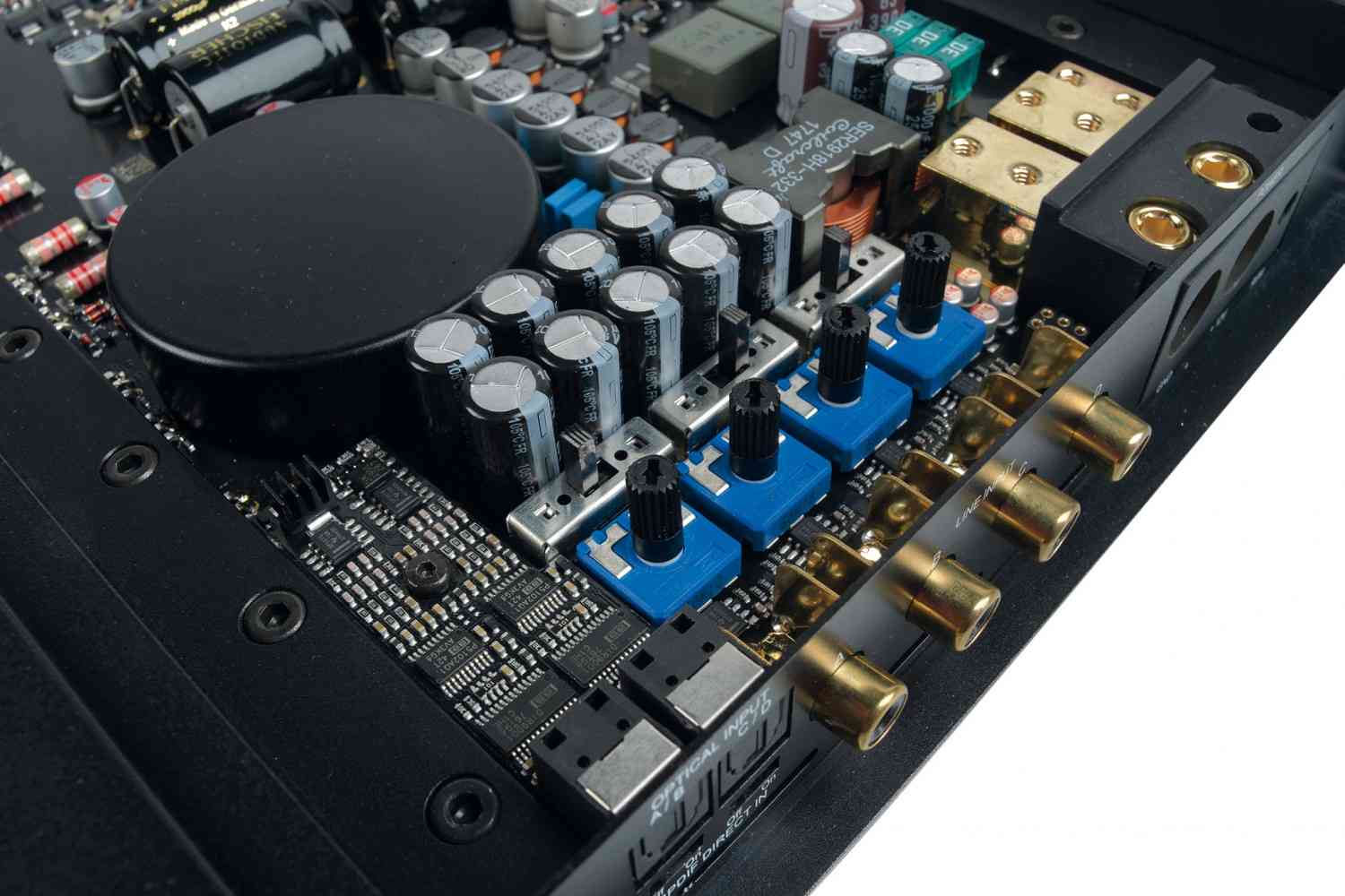 Helix C Four – edle Vierkanalendstufe aus dem Sauerland: Helix C Four, Bild 4 Car-HiFi Endstufe 4-Kanal Helix C Four im Test, Bild 4