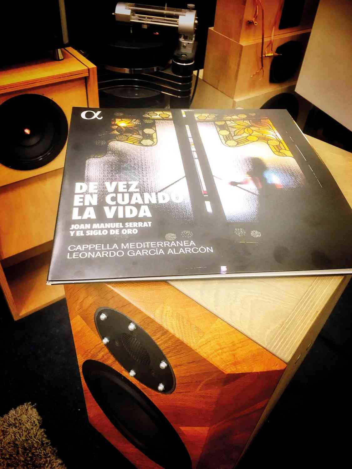 De Vez En Cuando La Vida - Komponist: Joan Manuel Serrat und andere, Interpreten: Capella Mediterranea, Dirigent: Leonardo Garcia Alarcon: De Vez En Cuando La Vida - Komponist: Joan Manuel Serrat und andere, Interpreten: Capella Mediterranea, Dirigent: Le1 Schallplatte De Vez En Cuando La Vida - Komponist: Joan Manuel Serrat und andere, Interpreten: Capella Mediterranea, Dirigent: Leonardo Garcia Alarcon (Alpha Classics) im Test, Bild 1