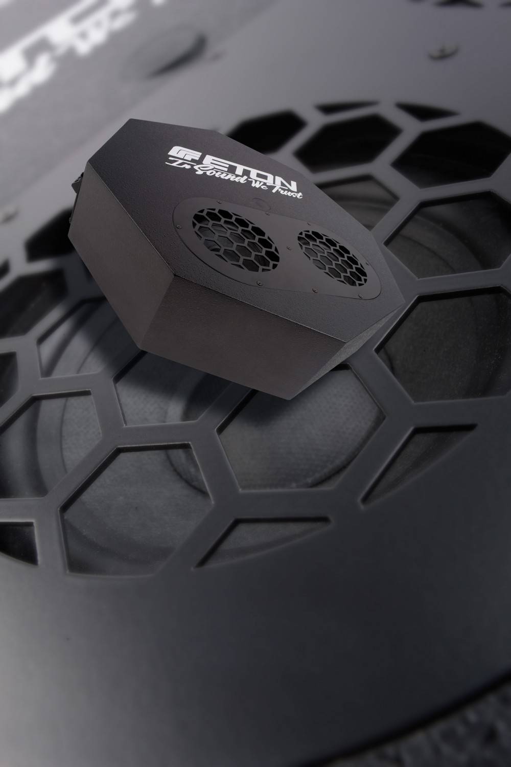 Schlankheitskur: Eton RES flat, Bild 1 Car-Hifi Subwoofer Aktiv Eton RES flat im Test, Bild 1