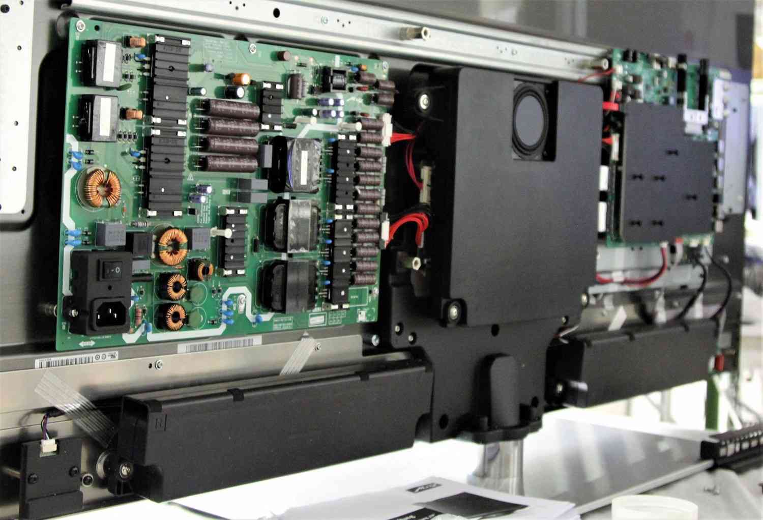OLED-TV von Metz im Kinoformat: Metz Topas 65 TX99 OLED twin R, Bild 3 Fernseher Metz Topas 65 TX99 OLED twin R im Test, Bild 3
