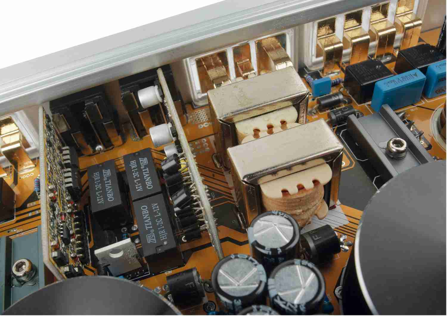Phoenix Gold ZQ9004 – High-End Vierkanalendstufe im Test: Phoenix Gold ZQ9004, Bild 4 In-Car Endstufe 4-Kanal Phoenix Gold ZQ9004 im Test, Bild 4