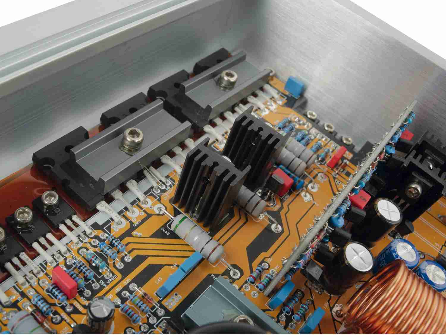 Phoenix Gold ZQ9004 – High-End Vierkanalendstufe im Test: Phoenix Gold ZQ9004, Bild 5 In-Car Endstufe 4-Kanal Phoenix Gold ZQ9004 im Test, Bild 5