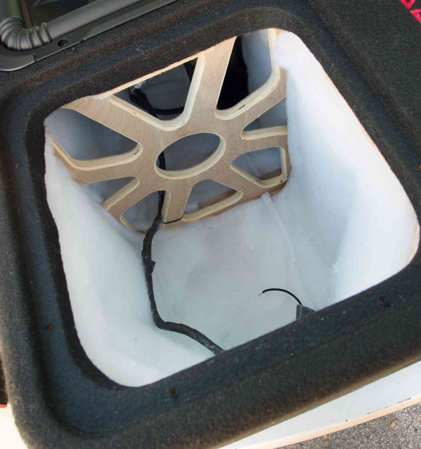 Kicker QL7R122 - Quad-Woofer für Pegelfans: Kicker QL7R122, Bild 6 In-Car Subwoofer Gehäuse Kicker QL7R122 im Test, Bild 6