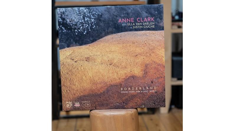 Anne Clark / Ulla van Daelen / Justin Ciuche – Borderland: Anne Clark / Ulla van Daelen / Justin Ciuche – Borderland (Stockfisch Records), Bild 1 Schallplatte Anne Clark / Ulla van Daelen / Justin Ciuche – Borderland (Stockfisch Records) im Test, Bild 1