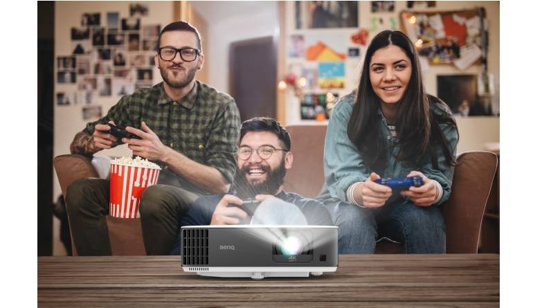 BenQ TK700STi im Test – Kurzdistanz-Beamer mit Android TV: BenQ TK700STi, Bild 1 Beamer BenQ TK700STi im Test, Bild 1