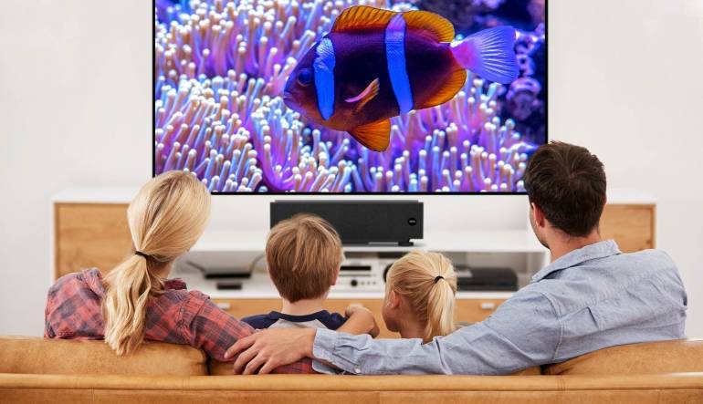 Ultrakurzdistanz-Beamer: Der BenQ V6050 im Test: BenQ V6050, Bild 1 Beamer BenQ V6050 im Test, Bild 1