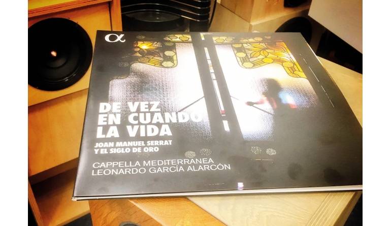 De Vez En Cuando La Vida - Komponist: Joan Manuel Serrat und andere, Interpreten: Capella Mediterranea, Dirigent: Leonardo Garcia Alarcon: De Vez En Cuando La Vida - Komponist: Joan Manuel Serrat und andere, Interpreten: Capella Mediterranea, Dirigent: Le1 Schallplatte De Vez En Cuando La Vida - Komponist: Joan Manuel Serrat und andere, Interpreten: Capella Mediterranea, Dirigent: Leonardo Garcia Alarcon (Alpha Classics) im Test, Bild 1