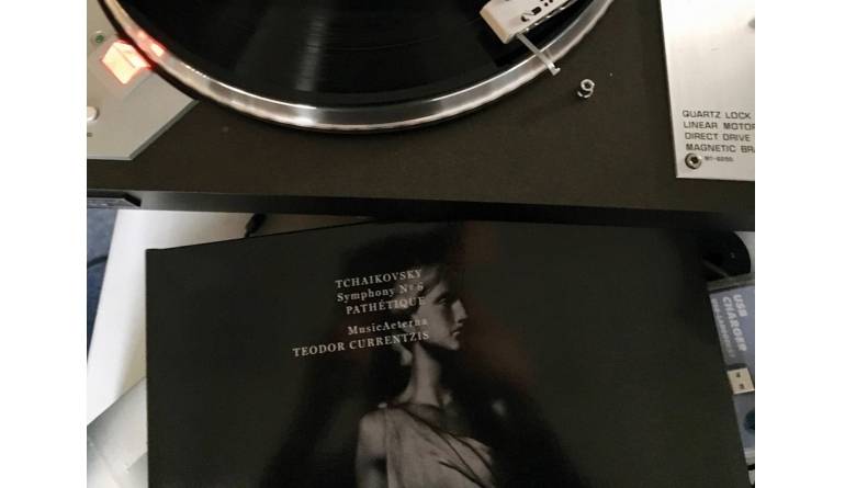 Symphonie Nr. 6 „Pathétique“ - Komponist: Peter Tschaikowsky Interpret: Musica Aeterna, Teodor Currentzis: Symphonie Nr. 6 „Pathétique“ - Komponist: Peter Tschaikowsky Interpret: Musica Aeterna, Teodor Currentzis (Sony Music), Bild 1 Schallplatte Symphonie Nr. 6 „Pathétique“ - Komponist: Peter Tschaikowsky Interpret: Musica Aeterna, Teodor Currentzis (Sony Music) im Test, Bild 1