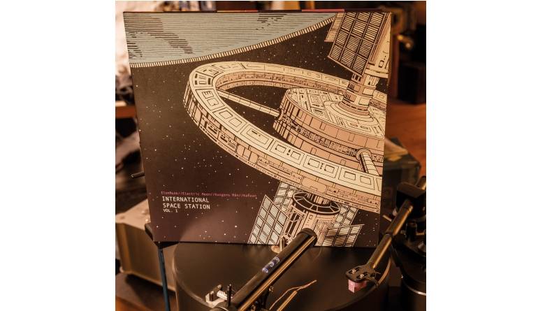 VA – International Space Station Vol. 1: VA – International Space Station Vol. 1 (Worst Bassist Records), Bild 1 Schallplatte VA – International Space Station Vol. 1 (Worst Bassist Records) im Test, Bild 1