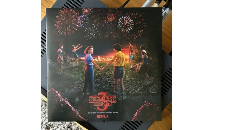 V.A. – Stranger Things 3 – Original Soundtrack: V.A. – Stranger Things 3 – Original Soundtrack (Sony Music / Legacy), Bild 1 Schallplatte V.A. – Stranger Things 3 – Original Soundtrack (Sony Music / Legacy) im Test, Bild 1